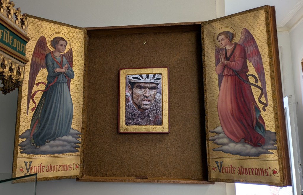 05/04/2025 – 27/04/2025 Tentoonstelling Hamse wielergoden – Koers is kunst – Koers is religie.